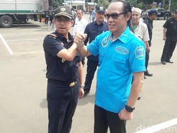 Gaya Salaman Anti-Corona Irjen Arman Depari dan Dirjen Bea Cukai