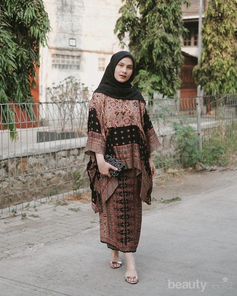 6 Inspirasi Fashion Style Setelan Batik, Outfit Kondangan yang Kekinian!