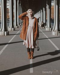 Inspirasi Gaya Para Selebgram Dengan Outfit Hijab Dan Sepatu Boots Saat ...