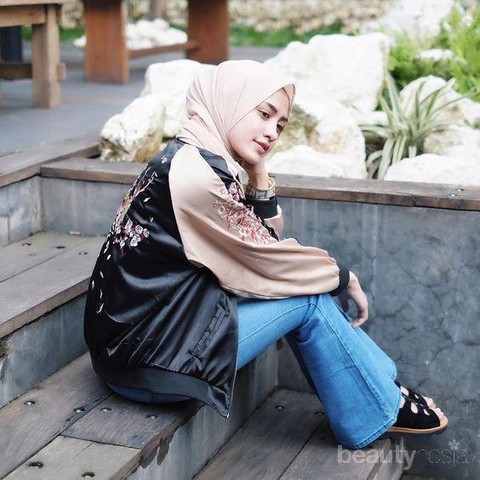 Hijabers, Begini Cara Memadukan Hijab dengan Jaket Bomber Agar Gaya