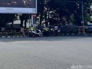 Demo Tolak Omnibus Law, Buruh di Kawasan Sier Rungkut Masih Kerja
