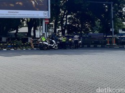 Demo Tolak Omnibus Law, Buruh di Kawasan Sier Rungkut Masih Kerja