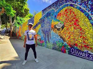 Keren! Seniman Ini Ciptakan Mural dari Ratusan Tutup Botol