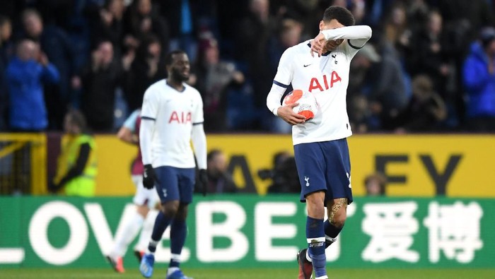 BURNLEY, ENGLAND - MARCH 07: Dele Alli of Tottenham Hotspur looks dejeted after his side concede the first goal in the Premier League match between Burnley FC and Tottenham Hotspur at Turf Moor on March 07, 2020 in Burnley, United Kingdom. (Photo by Michael Regan/Getty Images)