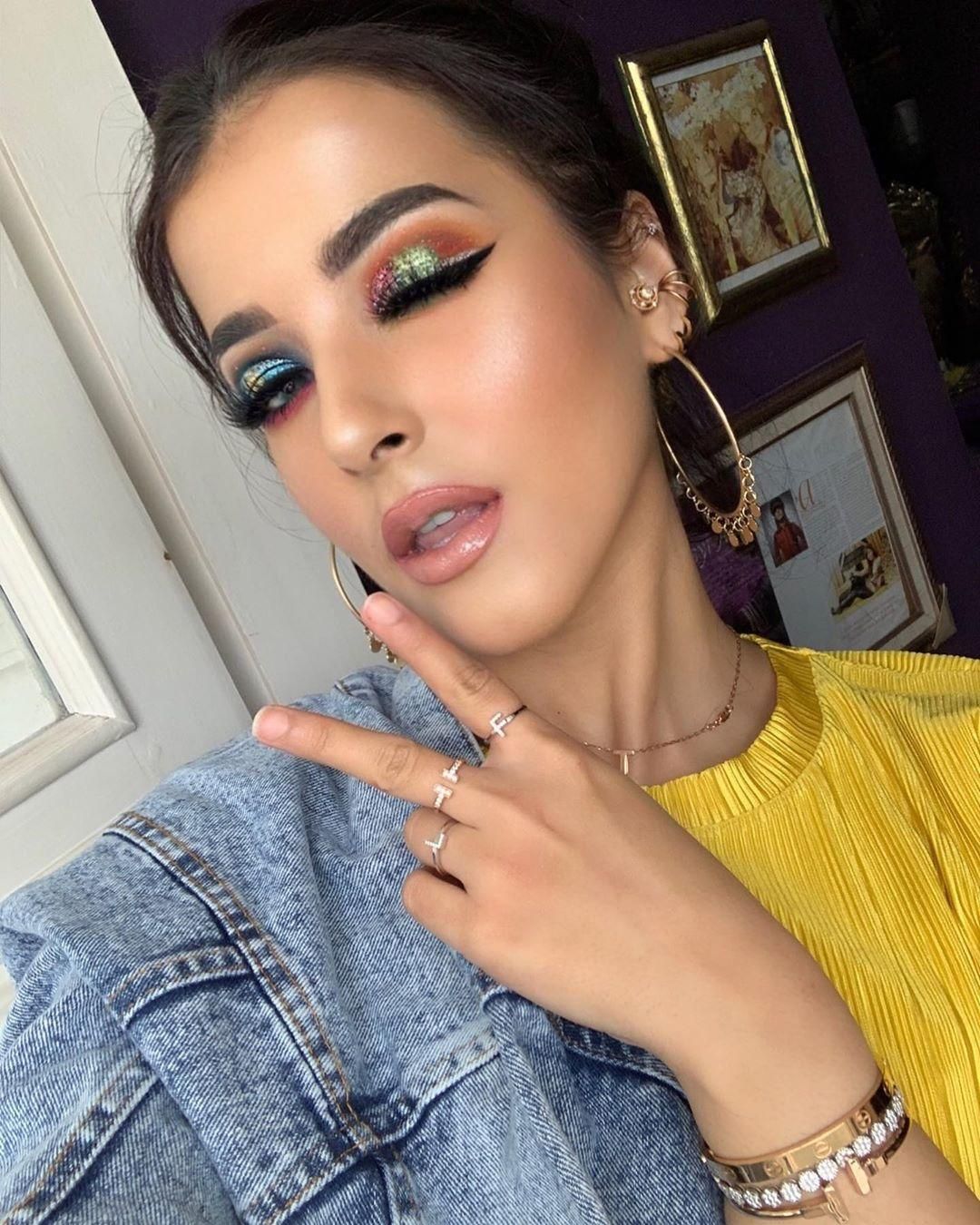 Coba Cara Ini Buat Tampilan Eyeshadow Glitter yang Natural!