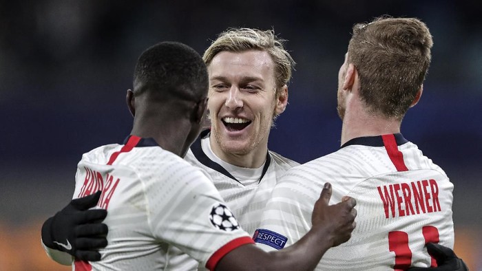 Leipzigs Emil Forsberg, center, celebrates after scoring his sides third goal during the Champions League round of 16, 2nd leg soccer match between RB Leipzig and Tottenham Hotspur in Leipzig, Germany, Tuesday, March 10, 2020. (AP Photo/Michael Sohn)