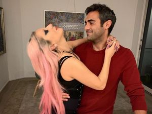 6 Hari Karantina Diri, Lady Gaga Berduaan Bareng Pacar