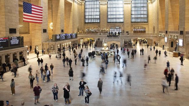 Geliat New York di Tengah Corona Commuters pass through Grand Central Terminal, Tuesday, March 10, 2020 in New York. Some people are restricting how much they travel due to the concern for COVID-19. The new coronavirus that has sickened thousands across the globe causes only mild or moderate symptoms such as fever and cough for most people. For some, especially older adults and people with existing health problems, it can cause more severe illness, including pneumonia, and can sometimes be fatal. (AP Photo/Mark Lennihan)