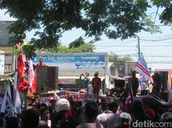 Buruh Demo Tolak Omnibus Law di Kantor Gubernur Sulsel, Lalin Macet