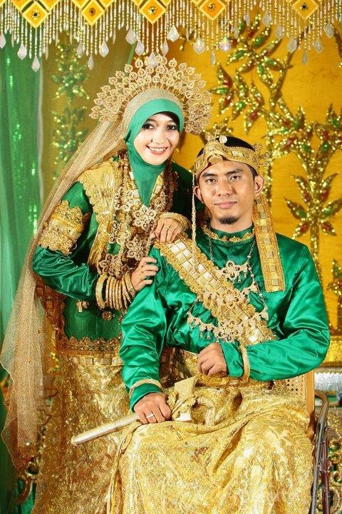 5 Rekomendasi Gaun Pengantin  Muslimah Adat yang Lagi 