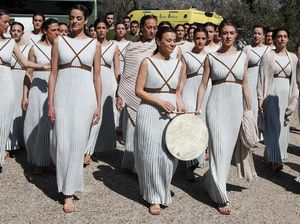 Pesona Dewi Yunani di Seremoni Penyalaan Obor Olimpiade