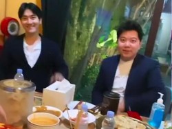 Main ke Rumah Raffi Ahmad, Siwon SuJu Makan Sate Ayam dan Tahu Sumedang