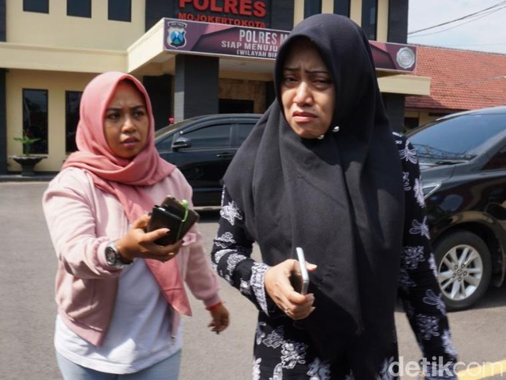 Istri Eks Bupati Mojokerto Bertemu Penyidik KPK, Ini Pengakuannya? Istri Eks Bupati Mojokerto Bertemu Penyidik KPK, Ini Pengakuannya?