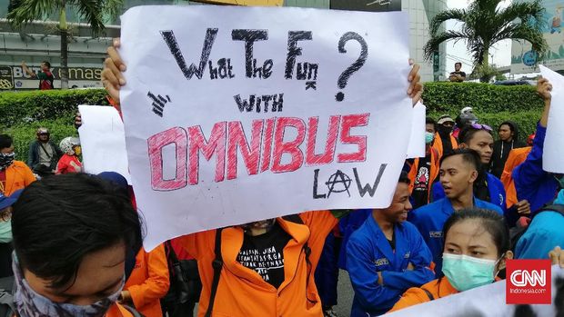 Ribuan massa buruh dan mahasiswa yang tergabung dalam aksi Gerakan Tolak Omnibus Law (Getol) Jawa Timur mulai berdatangan ke Bundaran Waru, Surabaya.