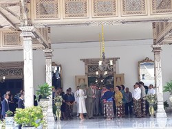 Sultan HB X Hadiahi Raja Belanda Blangkon Perak