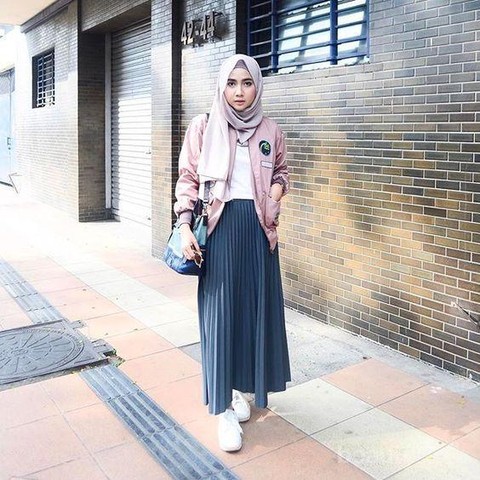 Hijabers, Begini Cara Memadukan Hijab dengan Jaket Bomber Agar Gaya