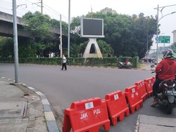 Massa Demo di Balai Kota DKI, Jl Medan Merdeka Selatan ke Patung Kuda Ditutup
