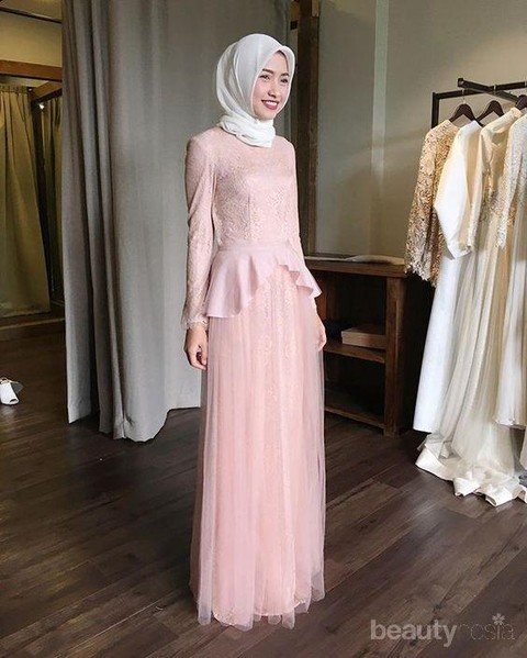 Model Kebaya Hijab untuk Tubuh Kurus Ini Enggak Akan Bikin Ilusi Badan