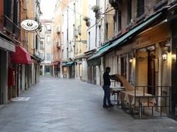 Viral, Warga Italia Nyanyi Lagu Penyemangat di Tengah Lockdown Corona