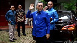 Lambaian Tangan Zulhas Saat Berkunjung ke Kediaman Prabowo