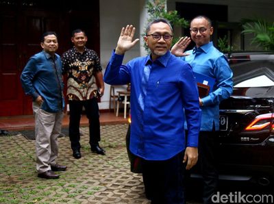 Lambaian Tangan Zulhas Saat Berkunjung ke Kediaman Prabowo