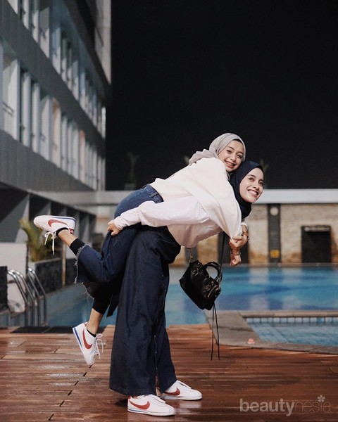 Featured image of post Baju Couple Sahabat Perempuan Berhijab Ada beberapa hal yang harus anda perhatikan dalam hal ini