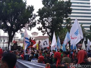 Massa Buruh Jakarta Demo Tolak Omnibus Law di Depan Balai Kota DKI