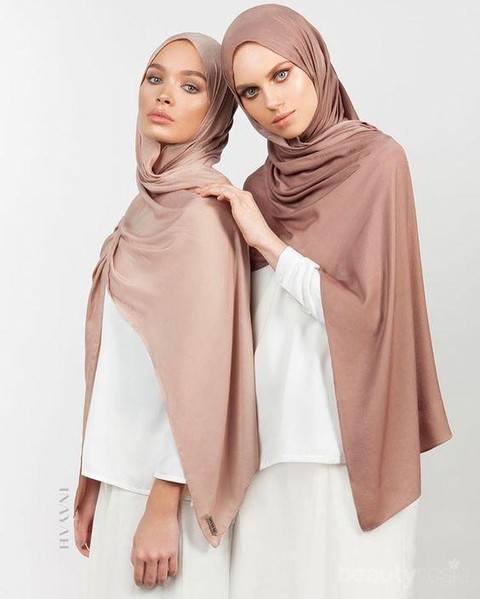 Lagi Jadi Warna  Andalan Ini Hijab Earthy Tone yang Perlu 