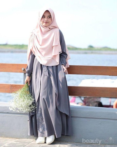 Lagi Hits Style Kondangan  Hijab  dengan Gamis Ini Terlihat 