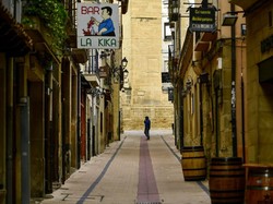 Lagi Karantina, Warga Spanyol Main Bingo dari Jendela Apartemen