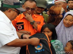 Tinjau Lokasi Gempa, Bupati Sukabumi Salurkan Bantuan