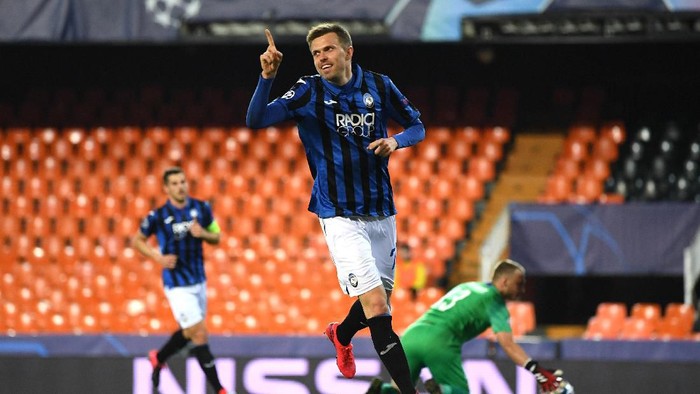 VALENCIA, SPAIN - MARCH 10: Josip Ilicic of Atalanta ceebrates after he scores his sides fourth goal during the UEFA Champions League round of 16 second leg match between Valencia CF and Atalanta at Estadio Mestalla on March 10, 2020 in Valencia, Spain. (Photo by UEFA Pool/Getty Images)