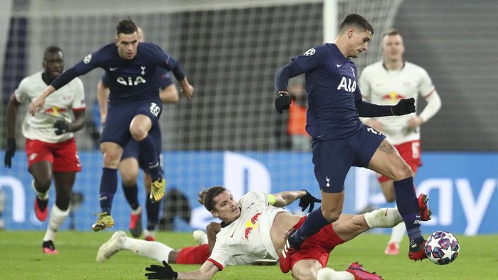Tottenhams Erik Lamela, right, tries to get away from the Leipzig defence during the Champions League round of 16, 2nd leg soccer match between RB Leipzig and Tottenham Hotspur in Leipzig, Germany, Tuesday, March 10, 2020.(Jan Woitas/dpa via AP)