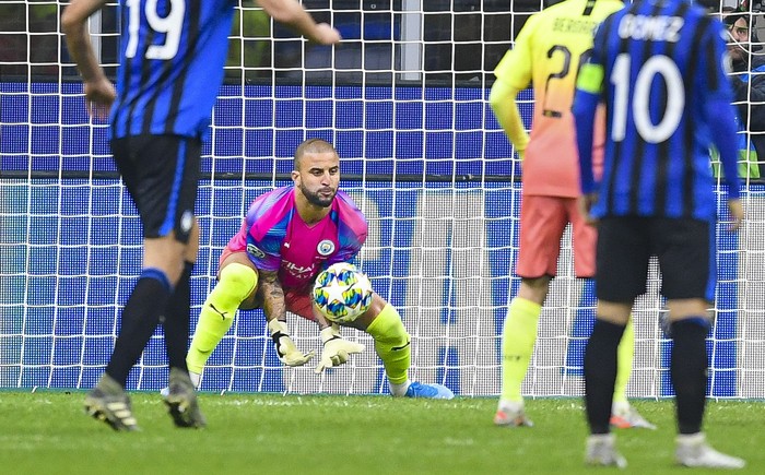 MILAN, ITALY - NOVEMBER 06: Kyle Walker of Manchester City makes a save whilst in goal during the UEFA Champions League group C match between Atalanta and Manchester City at Stadio Giuseppe Meazza on November 06, 2019 in Milan, Italy. (Photo by Michael Regan/Getty Images)