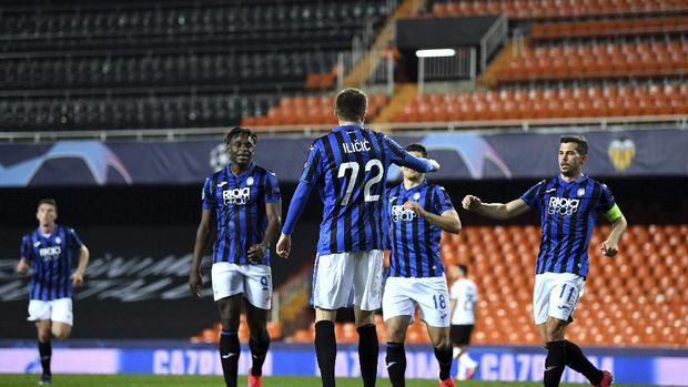 Atalanta's Josip Ilicic celebrates with teammates after scoring his side's fourth goal during the Champions League round of 16 second leg soccer match between Valencia and Atalanta in Valencia, Spain, Tuesday March 10, 2020. The match is being in an empty stadium because of the coronavirus outbreak. (UEFA via AP)