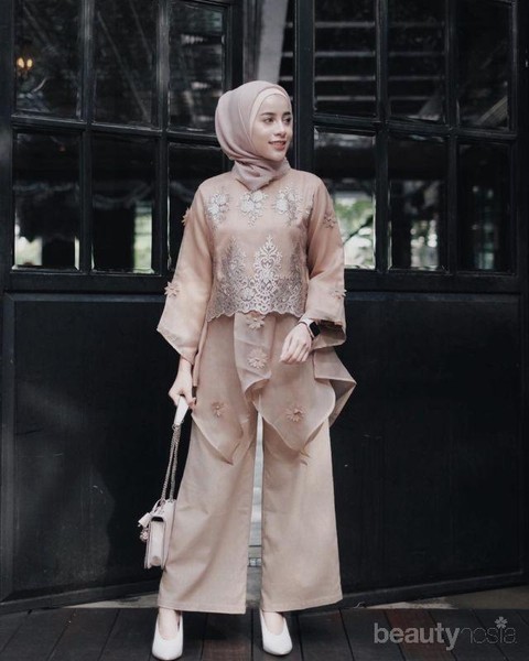 Ladies, Ini Dia Outfit Kondangan Kekinian yang Bisa Dipadukan Dengan Celana