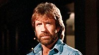 Chuck Norris-lah yang dianggap bak pinang dibelah dua sama Pirlo! Foto: Dok. Instagram