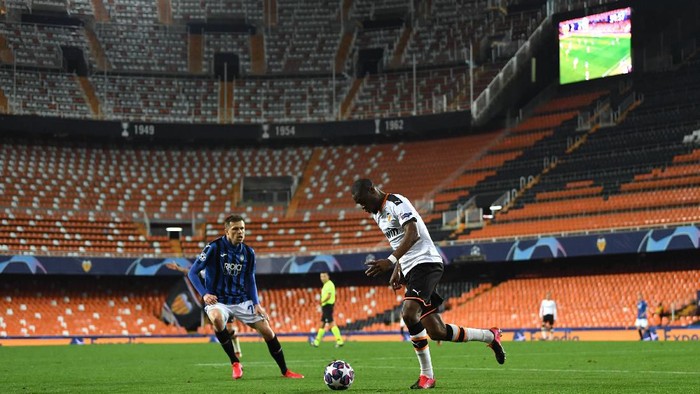 VALENCIA, SPAIN - MARCH 10: A general view as Josip Ilicic of Atalanta closes down Geoffrey Kondogbia of Valencia during the UEFA Champions League round of 16 second leg match between Valencia CF and Atalanta at Estadio Mestalla on March 10, 2020 in Valencia, Spain. (Photo by UEFA Pool/Getty Images)
