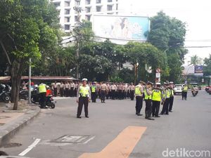 Petugas Gabungan di Surabaya Apel Persiapan Demo Omnibus Law di 4 Titik