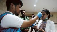 Momen Tina Toon dan Anggota DPRD DKI Dicek Suhu Tubuhnya