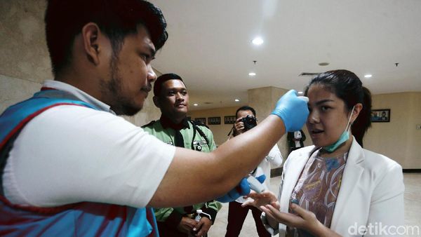 Momen Tina Toon dan Anggota DPRD DKI Dicek Suhu Tubuhnya
