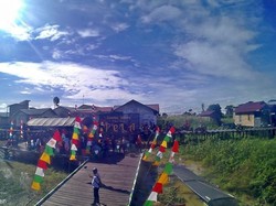 Menikmati Langit Biru Dilanjut Senja di Danau Semayang