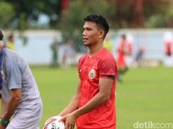 Pita Hitam di Latihan Persija Jakarta untuk Sofyan Hadi