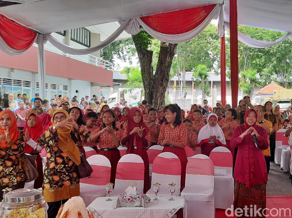 Cegah Corona, Risma Ajak Siswa dan Warga Surabaya Joget Cuci Tangan Cegah Corona, Risma Ajak Siswa dan Warga Surabaya Joget Cuci Tangan