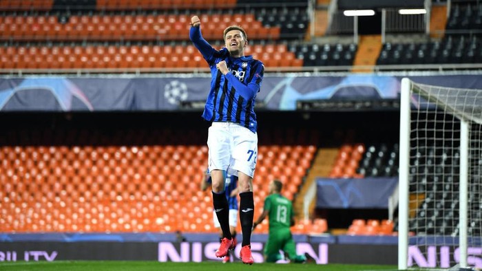 VALENCIA, SPAIN - MARCH 10: Josip Ilicic of Atalanta ceebrates after he scores his sides fourth goal during the UEFA Champions League round of 16 second leg match between Valencia CF and Atalanta at Estadio Mestalla on March 10, 2020 in Valencia, Spain. (Photo by UEFA Pool/Getty Images)