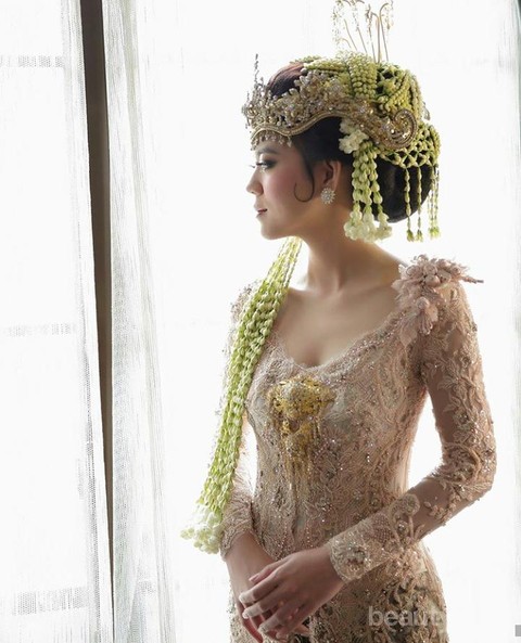 7 Inspirasi Model Kebaya Modern ala Riana Rizki, Adik Risa Sarasvati