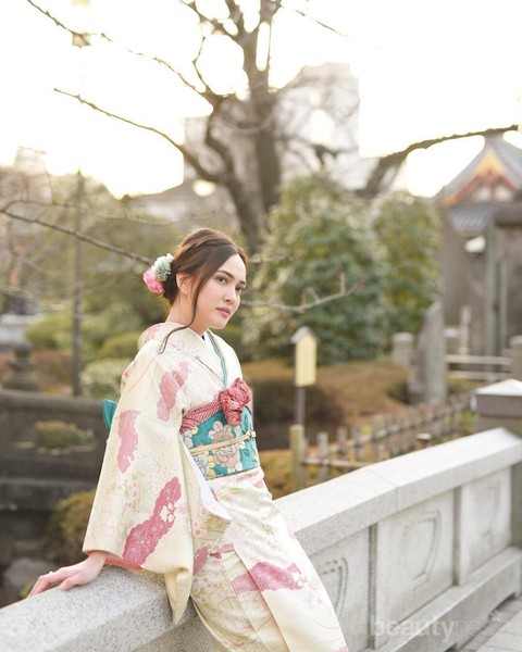 Tetap Cantik Dan Elegan Begini Gaya Shandy Aulia Memakai Kimono Di Jepang 