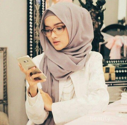 Ssst Jangan Salah Ini Dia Tips Pakai Hijab Untuk Bentuk Wajah Lonjong Yang Tepat