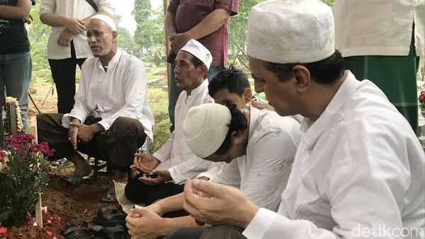 Tangis Anak dan Suasana Pemakaman Rama Aiphama