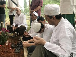 Isak Tangis Keluarga Antar Rama Aiphama ke Pemakaman Isak Tangis Keluarga Antar Rama Aiphama ke Pemakaman